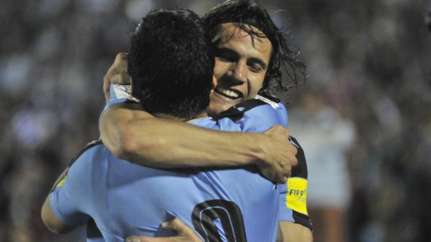 Cavani y Suárez se abrazan