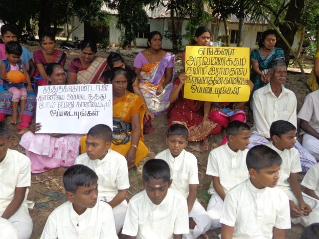 மட்டக்களப்பு : காணிகளை விடுவிக்க கோரி சாலையில் இறங்கி பிராத்தனை போராட்டம்