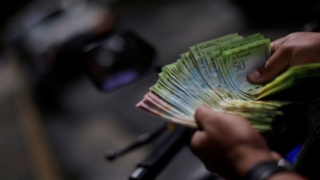 எண்ணப்படும் நோட்டுக்கள்