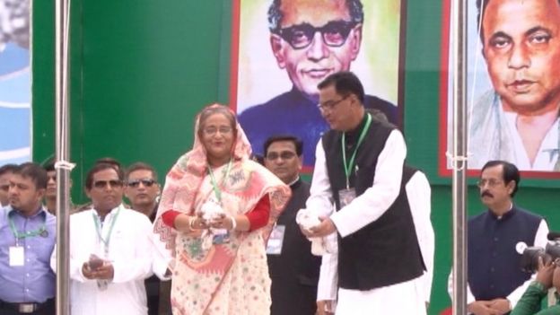 সাবেক সাধারণ সম্পাদক সৈয়দ আশরাফুল ইসলামের সঙ্গে শেখ হাসিনা