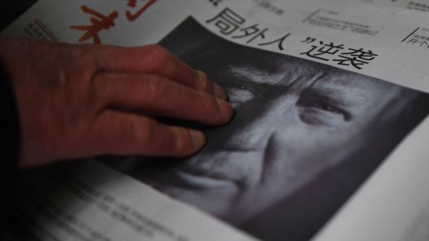 Un periódico chino con la foto de Donald Trump.