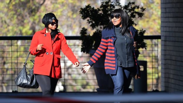 மருத்துவமனைக்கு வருகின்ற ஸோலெகா மண்டேலா (இடது)