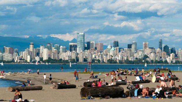 Gente que se relaja en una playa de Vancouver