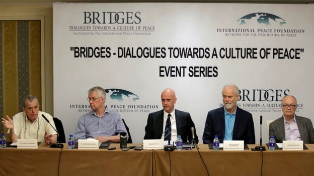 Aaron Ciechanove, Sir Richard Roberts, Uwe Morawetz, Prince Alfred of Liechtenstein and Finn Kydland speak at a news conference