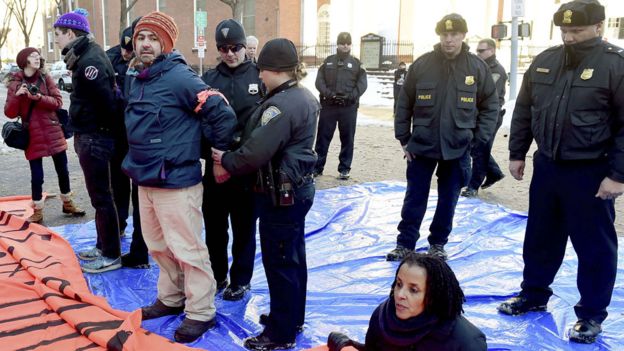 Homem é preso ao bloquear via em protesto pela mudança de nome do Colégio Calhoun