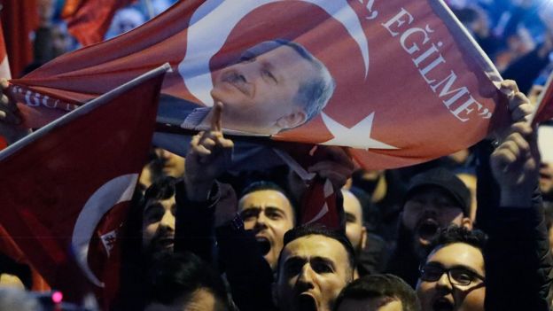 الشرطة الهولندية تشتبك مع محتجين في روتردام وتطرد وزيرة تركية