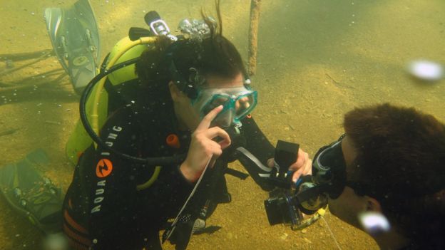 Emilia Ribeiro proposing to Rodrigo Bornholdt underwater