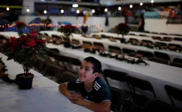 Seorang anak yang bersama orang tuanya merupakan bagian dari ribuan migran yang melintas ke Amerika Serikat, dalam perayaan di Tijuana, Meksiko.
