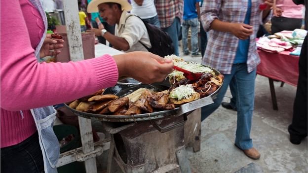 Puesto de venta en la calle de comida mexicana