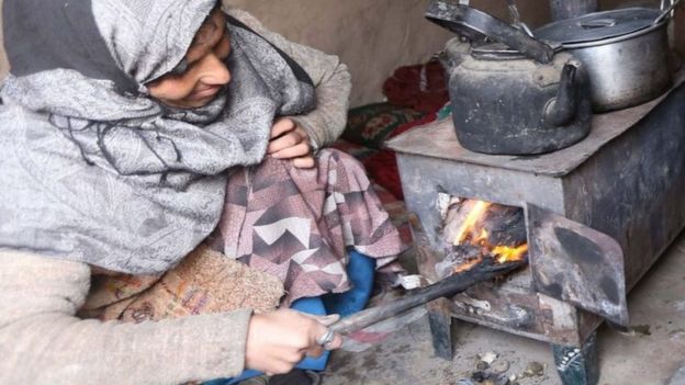 يستخدم معظم الأفغان مواقد تعمل بالحطب في الطهي والتدفئة