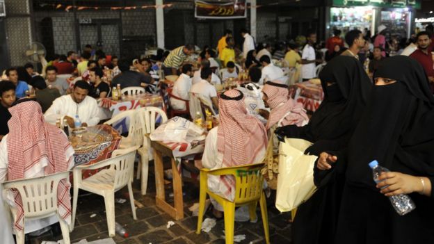 Saudíes comen en un restaurante de Jeddah