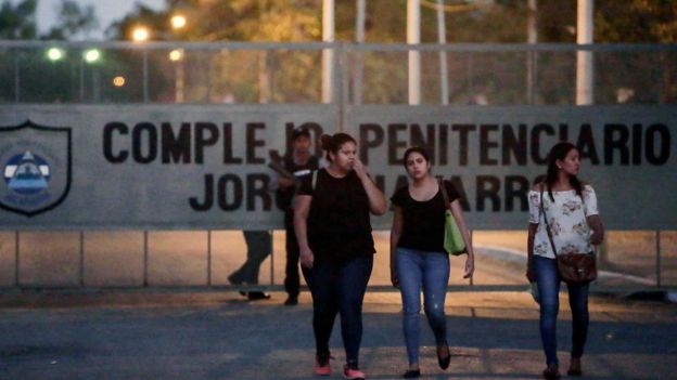 Familiares de los capturados por participar en las protestas contra Daniel Ortega esperan su posible liberación antes del inicio del diálogo.
