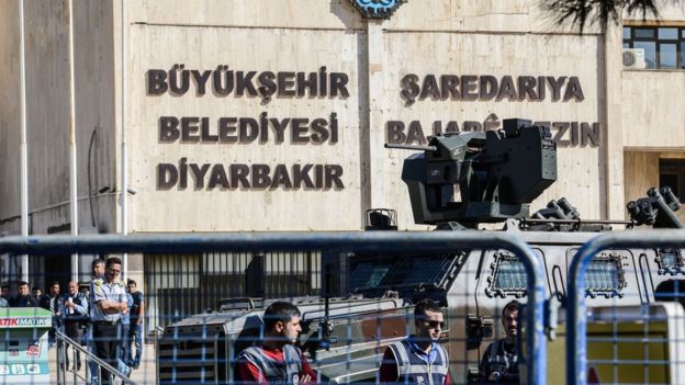 Diyarbakır Büyükşehir Belediyesi kayyum atanan belediyeler arasında yer alıyor.