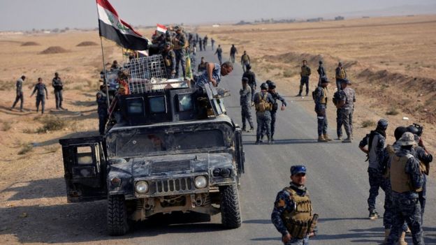 Iraqi federal police forces take part in an operation against Islamic State militants in south of Mosul (26 October 2016)