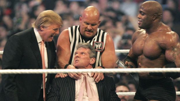 Трамп даже снялся в передаче о рестлинге WWE Raw, в которой побрил голову знаменитому рестлеру Винсу Макмэну, а потом был жестоко нокаутирован