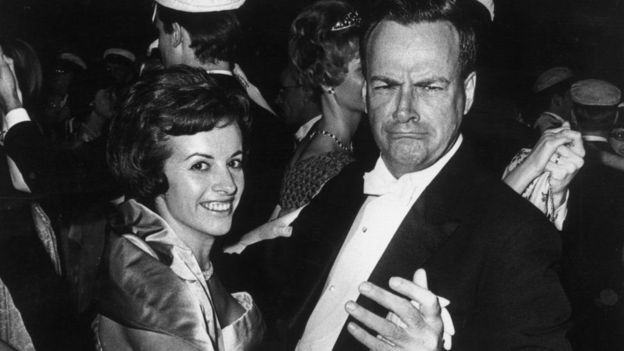 Richard Feynman dançando com sua mulher depois de receber o Nobel