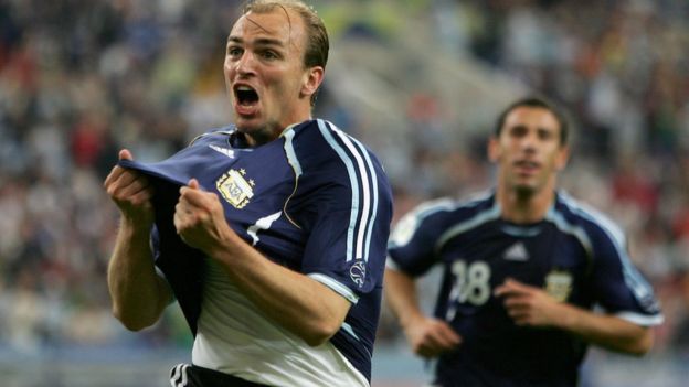 Cambiasso celebra frente a Serbia y Montenegro