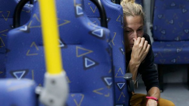 La periodista Joanna Moyse sentada en el autobús tras el ataque