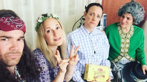 Karen y sus amigos disfrazados de los personajes de Forrest Gump.