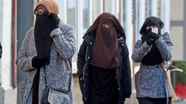 Women arrive for the verdict in Celle on 26 Jan