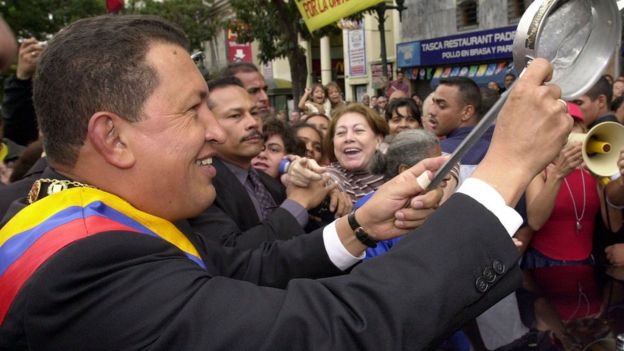 Hugo Chávez com panela na mão e multidão
