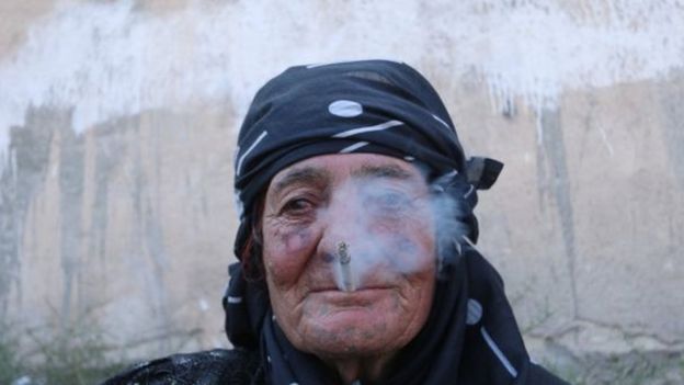 زنی در حال سیگار کشیدن