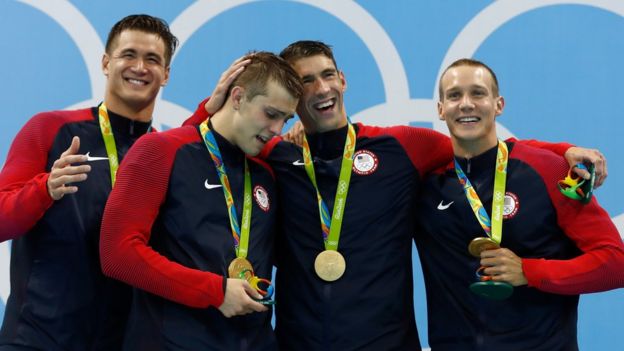 El equipo de Estados Unidos de 4x100 metros libres en el podio