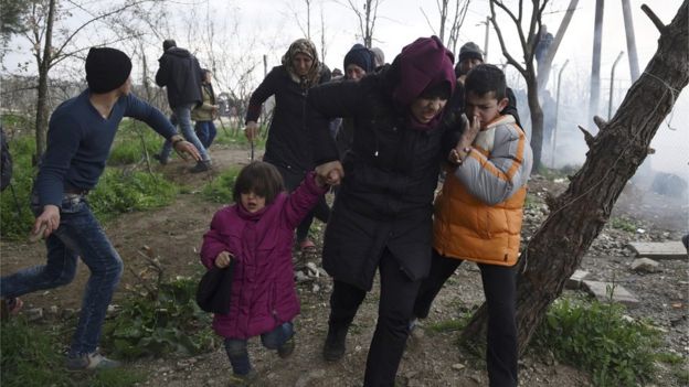 Migrants fleeing tear gas on border, 29 Feb 16