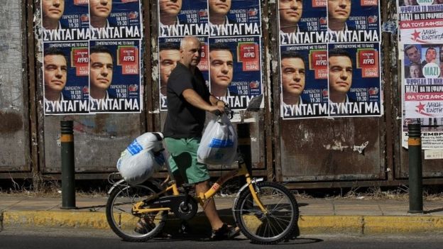 A man pushes his bicycle election posters in Athens (18 September 2015)