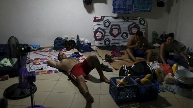 Migrantes cubanos aguardan en un albergue de Panamá