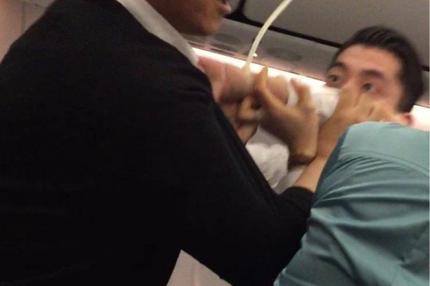 ركاب يحاولون السيطرة على الرجل