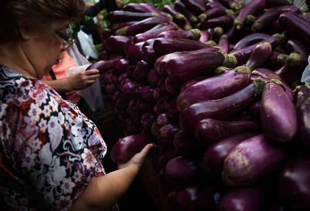 Mujer ante berenjenas en Venezuela