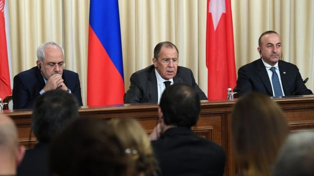 Iranian Foreign Minister Mohammad Javad Zarif, Russian Foreign Minister Sergei Lavrov and Turkish Foreign Minister Mevlut Cavusoglu attend a press conference in Moscow, Russia (20 December 2016)