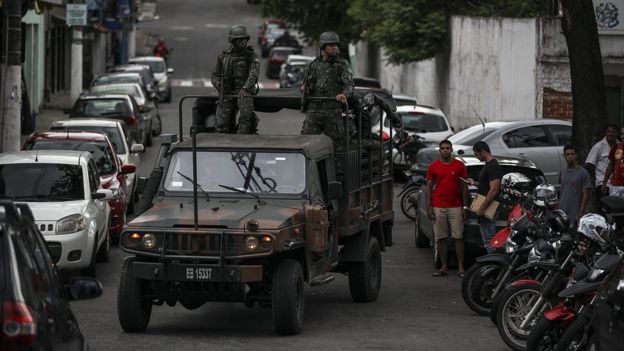 Soldados do Exército patrulham as ruas de Vitória