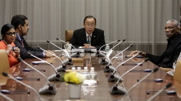 President of Venezuela Nicolas Maduro (second from left), United Nations Secretary-General Ban Ki-moon (centre) and President of Guyana David Granger (right) talk during their tri-level meeting on 27 September 2015