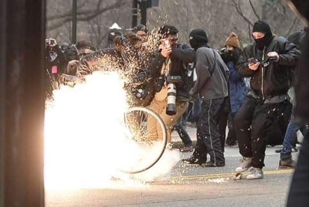 في واشنطن وقعت اشتباكات بين المحتجين المعارضين لترامب والشرطة اثناء القائه خطاب تنصيبه رئيسا