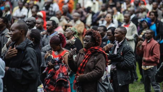 kenyans praying during pope congregation
