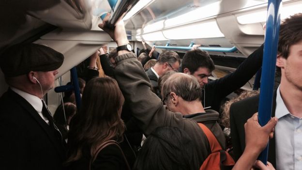 Passageiros dentro de metrô em Londres