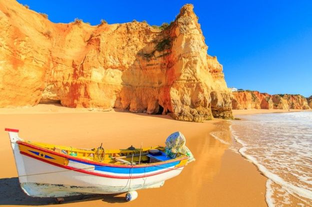 Una playa idílica con un bote