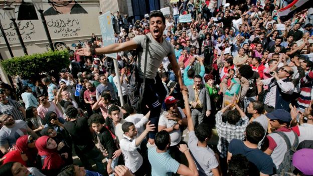 Egyptians protest in Cairo against the decision to return two Red Sea islands to Saudi Arabia (15 April 2016)