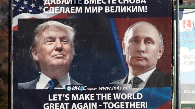 Una valla en Montenegro que muestra a Trump y a Putin
