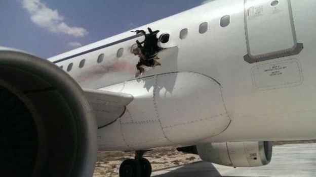 محققون يقولون إن انفجار جهاز كومبيوتر محمول أحدث ثقبا كبيرا في الطائرة الصومالية