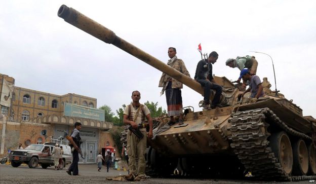 Fighters loyal to Yemen's exiled government stand guard in Taez, after they seized it from rebel fighters - 18 August 2015