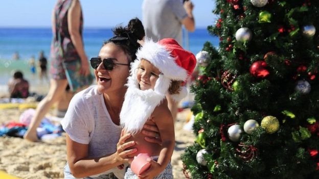 Di Sydney, Australia, pohon Natal juga dipasang di Pantai Bondi.