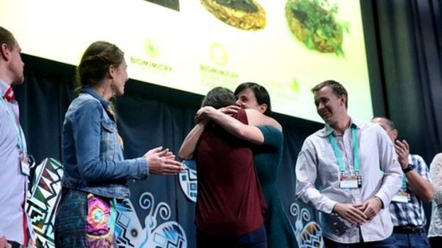 Miembros del equipo BioNurse recibiendo el premio Ray of Hope en California