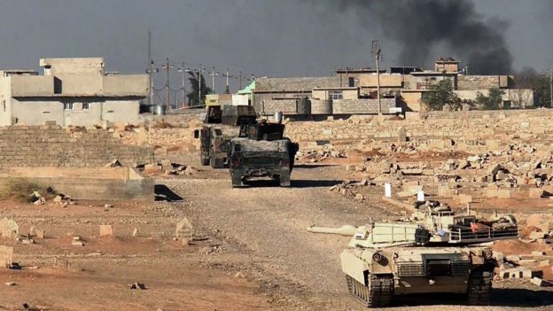 Iraqi tank and armoured vehicles ente Karama district of eastern Mosul on November 4, 2016