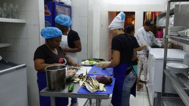 Cocineras de Interno en la cocina.