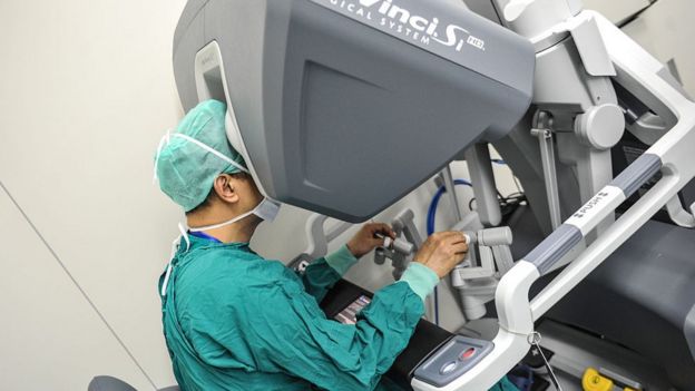 Çin'de bir robot cerrah operatörü