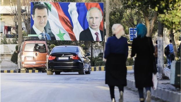 Una pancarta con las fotos de Bashar al Asad, presidente de Siria, y de Vladimir Putin, presidente de Rusia