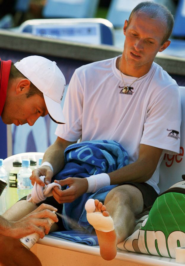 Davydenko receiving treatment on his foot, on 2 August 2007